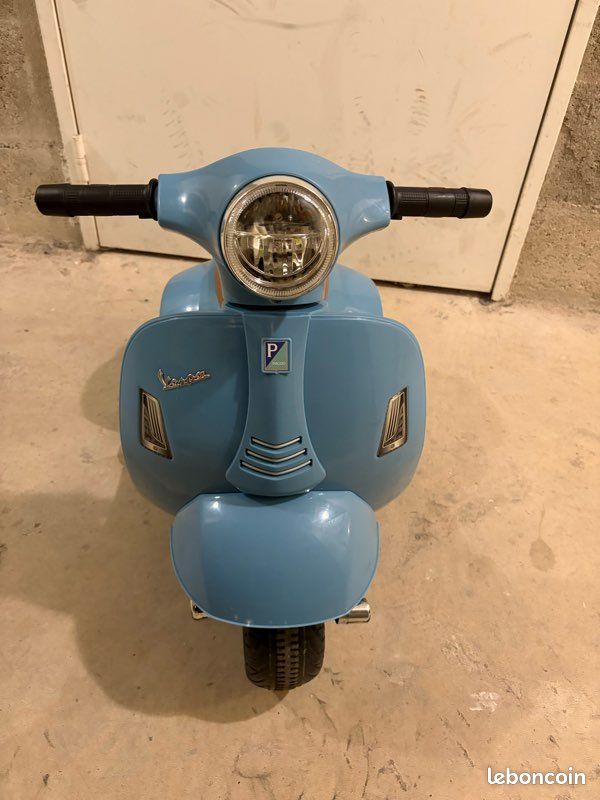 Vespa électrique Piaggio 12V (image 1)