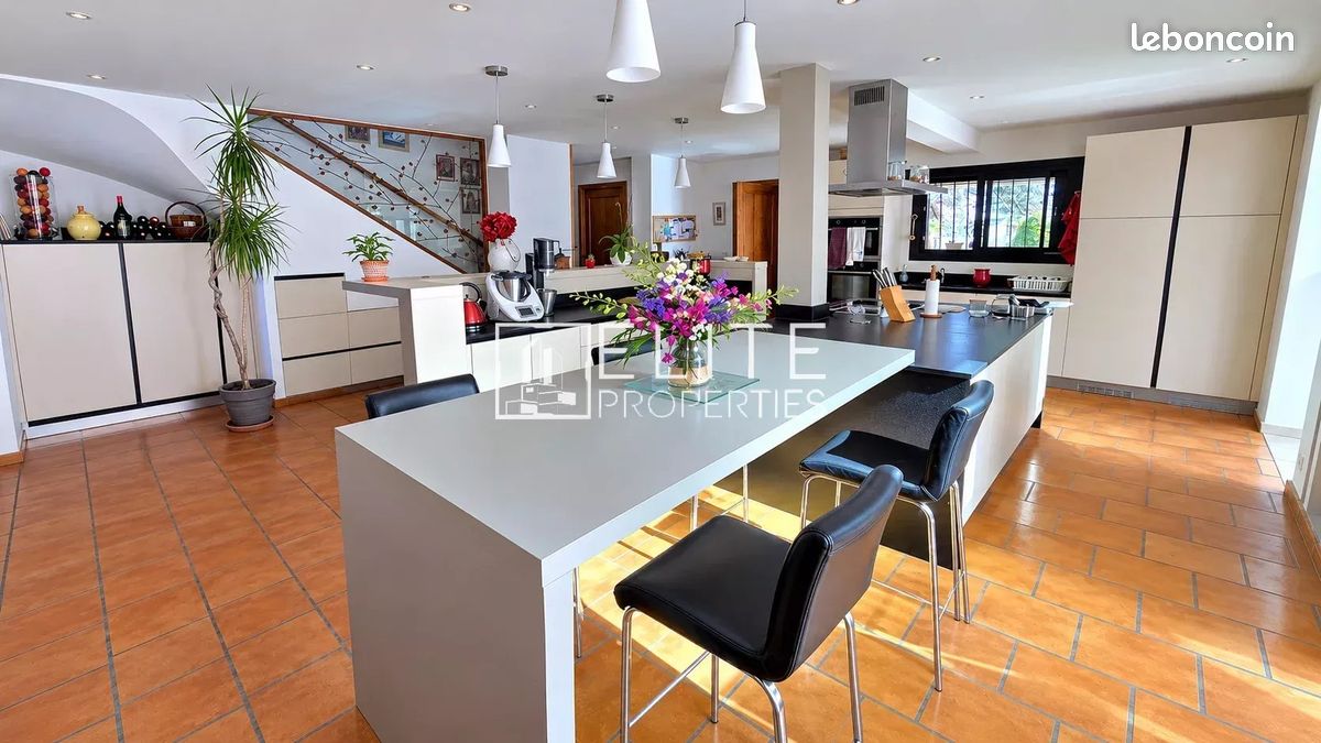 Maison 6 pièces 200 m² · à Mouans-Sartoux · 200 m² · 1 035 000 €