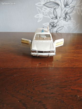 SOLIDO PEUGEOT 504 AMBULANCE NEUF BOITE