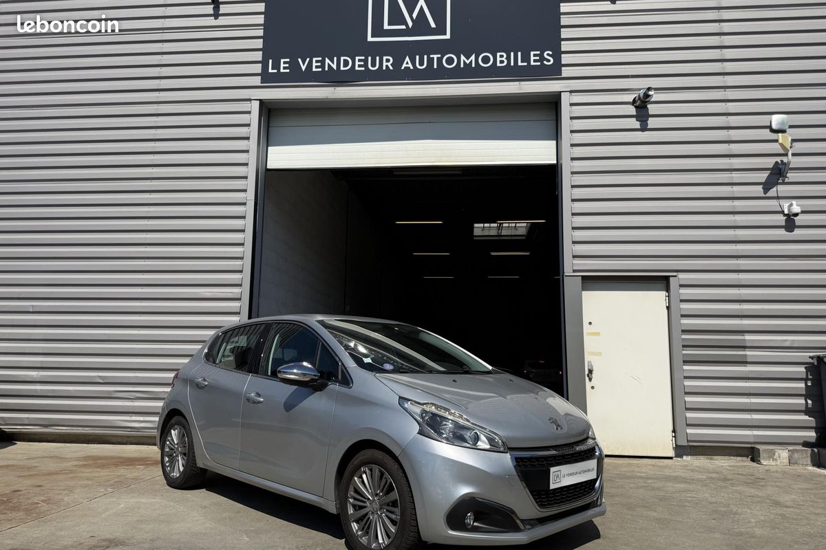 PEUGEOT 208 1.2i - 82 Allure (image 1)