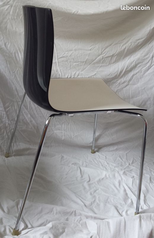 Lot 4 chaises élégantes, marque Arper Catifa 46, bicolore blanc/noir, pieds acier chromé et patins (image 9)