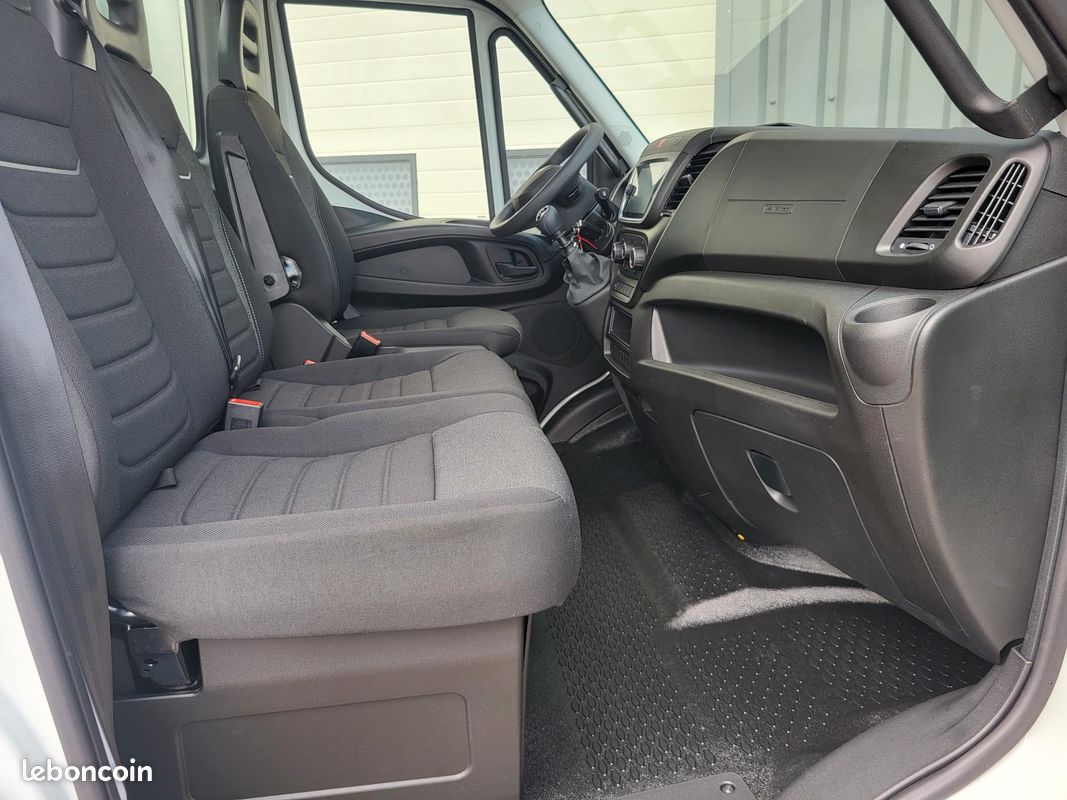 IVECO DAILY 35C18 H3.0 BVM6 PACK COMFORT + PACK CONSTRUCTION SIMPLE CABINE BENNE et COFFRE 03 PLACES comme NEUF avec CAMÉRA + MOTEUR 3 LITRES + SUSPENSION RENFORCÉE 13 LAMES ( Prix Vente 48 490 HT ) (image 5)