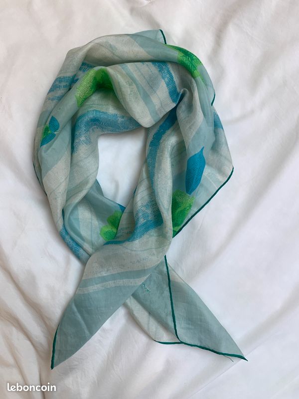 Large foulard carré léger (image 1)