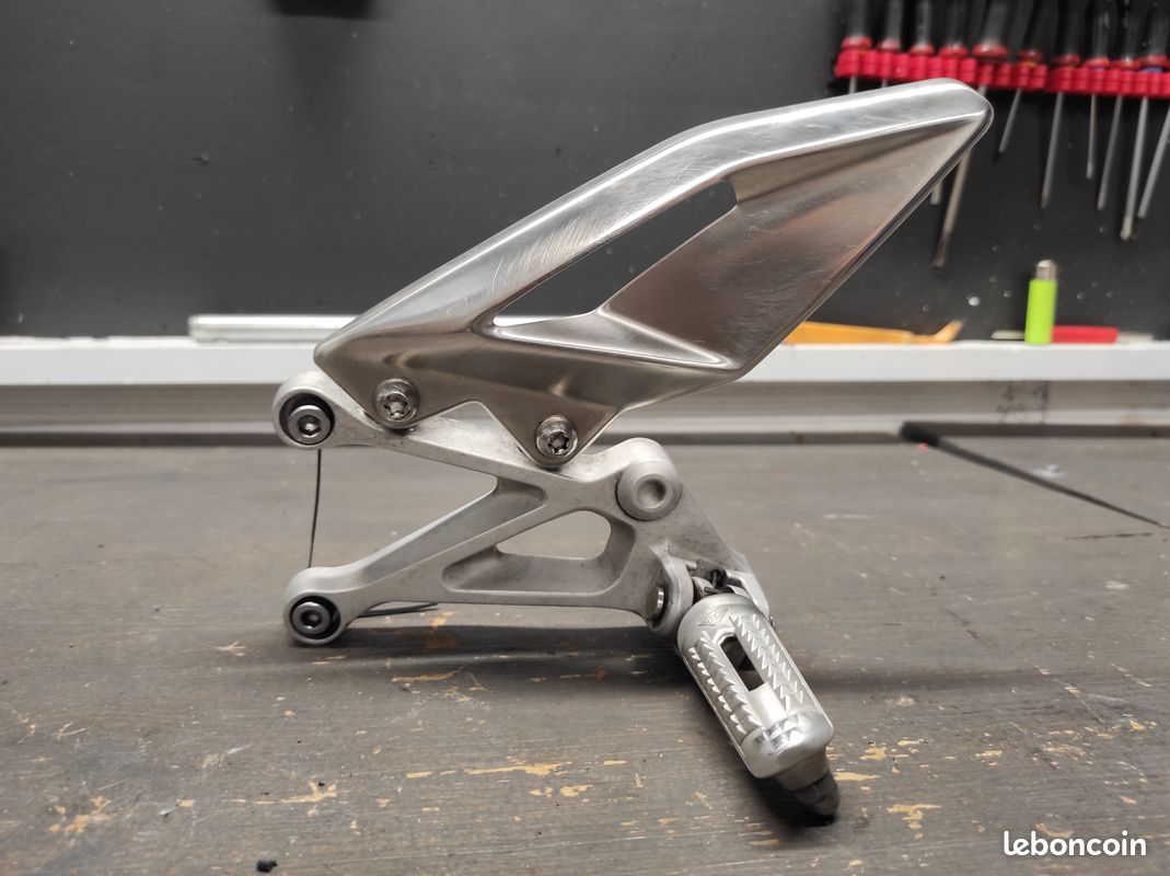 Platine repose pied gauche Triumph 765 RS 2018 (image 1)
