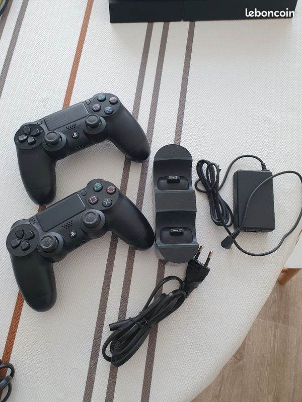 Ps4 500go + 2 manettes + support recharge (image 3)