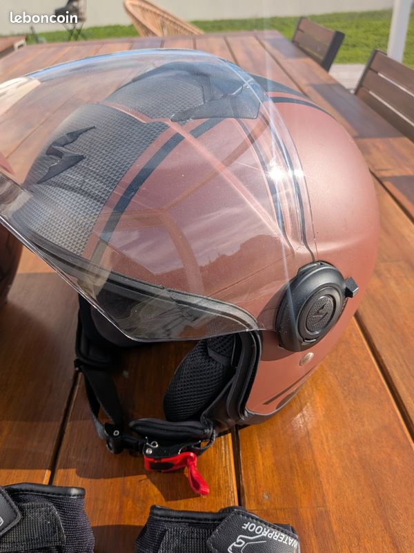 Lot de deux casques jet et gants très peu porté (image 3)