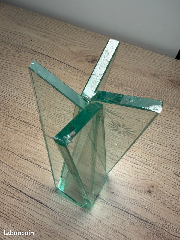 Vase design XXe en verre épais vert, forme géométrique étoilée (image 5)