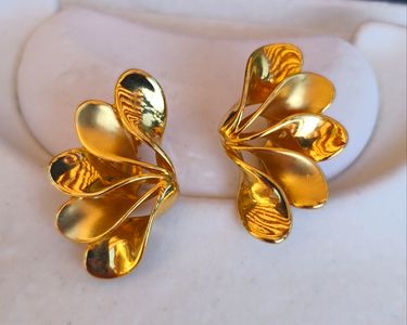 Boucles d'oreilles vintage en or avec fausse perle, style baroque et maximaliste - France