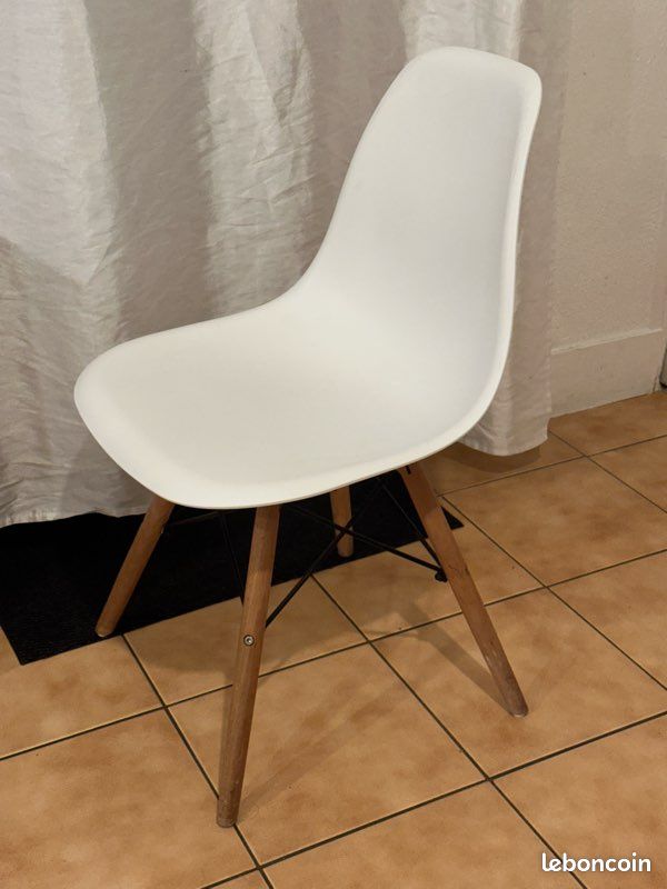 Chaise scandinave blanche design – pieds en bois (image 2)