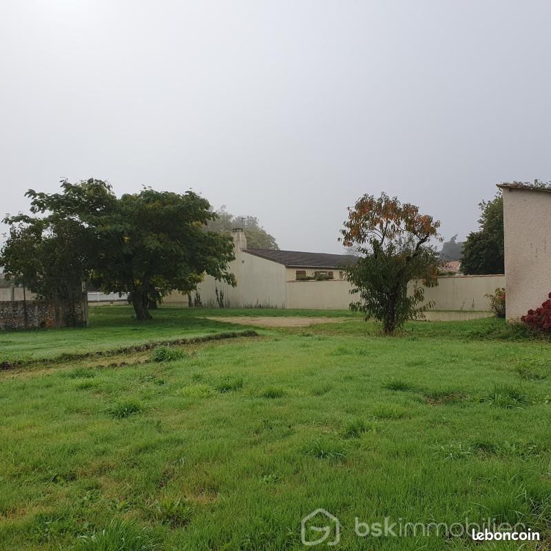 Terrain 666 m² Sauze Vaussais (image 1)