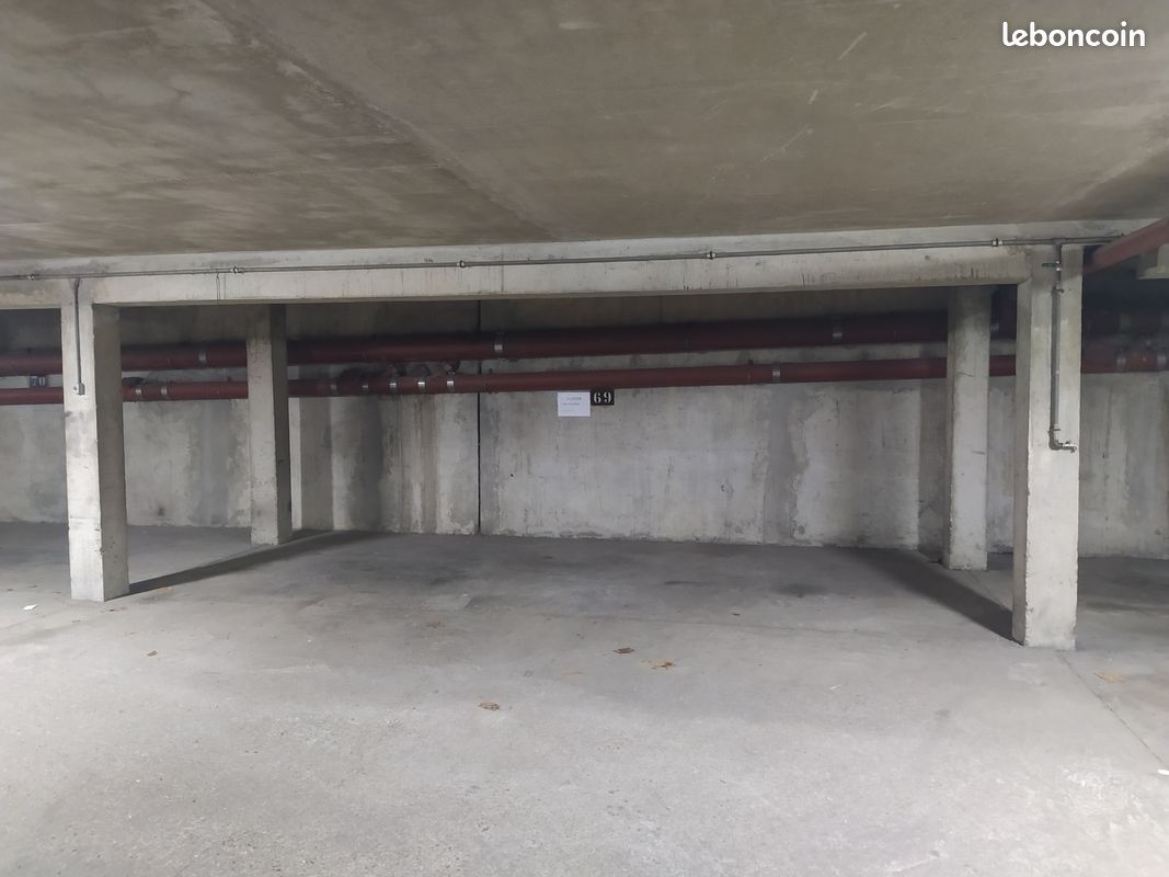 Grande place de parking souterrain (16m2) · à Évry-Courcouronnes · 70 €/mois