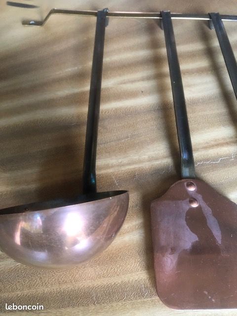 ANCIEN PORTE USTENSILE et ses 5 ustensiles de cuisine en cuivre décor
