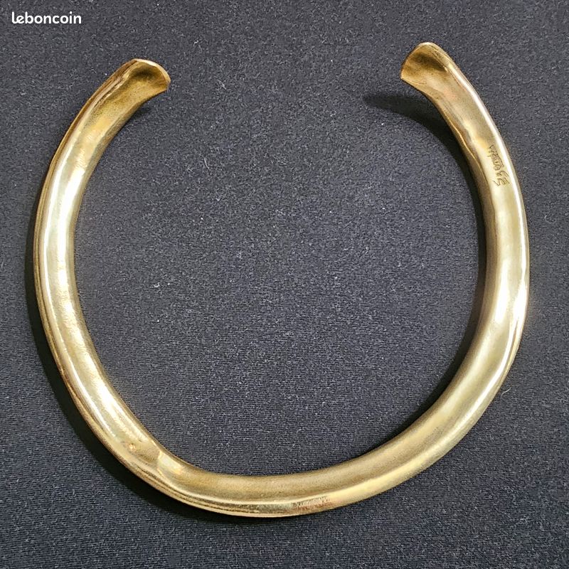 Tour de cou tribal en laiton flexible Grinhida Szendy (image 1)
