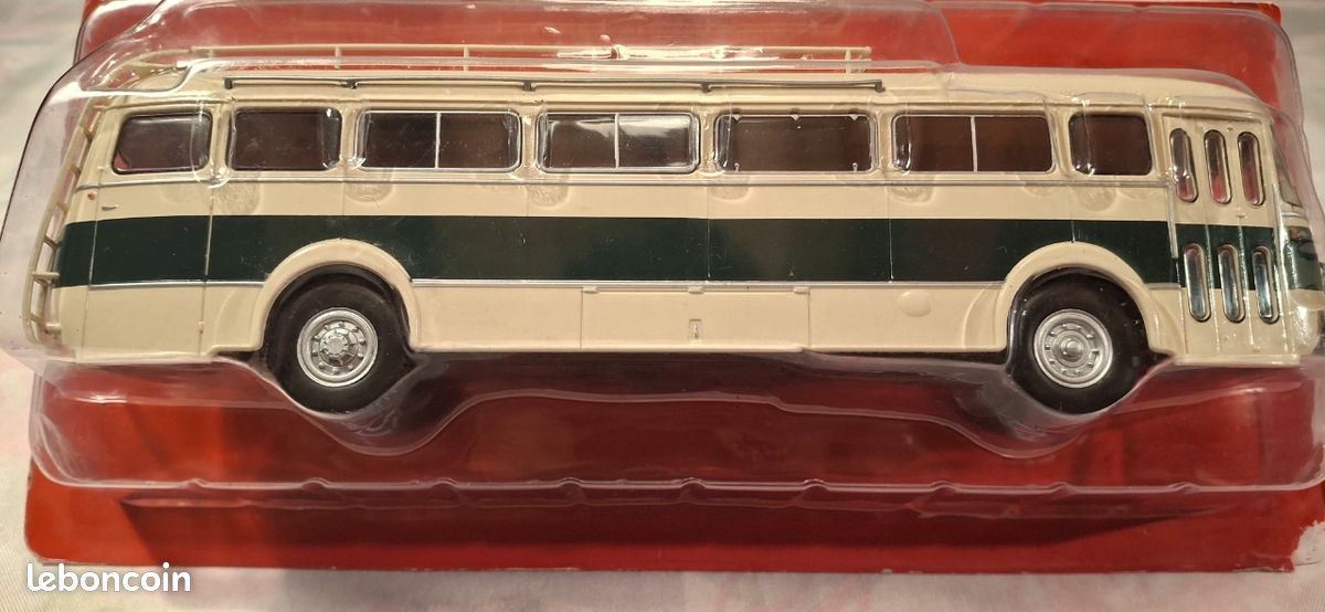 Autocar de ligne RENAULT R4192 de 1952 aux couleurs des Etablissement Gonthier et Nouhaud de Périgeux