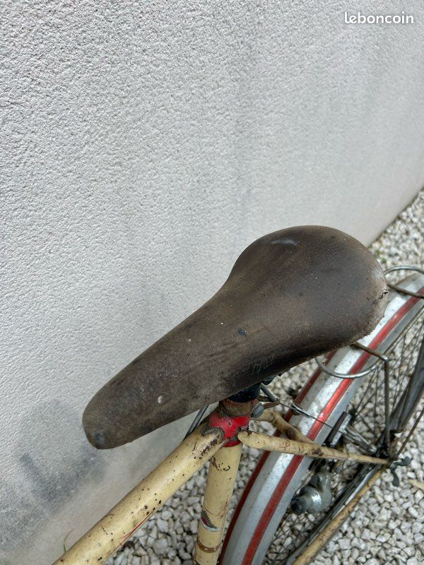 Selle Vélo Ville Ancienne Selle De Vélo De Ville Vintage - Marque Favorit, Couleur Noire, Bon état Occasion Potence Velo