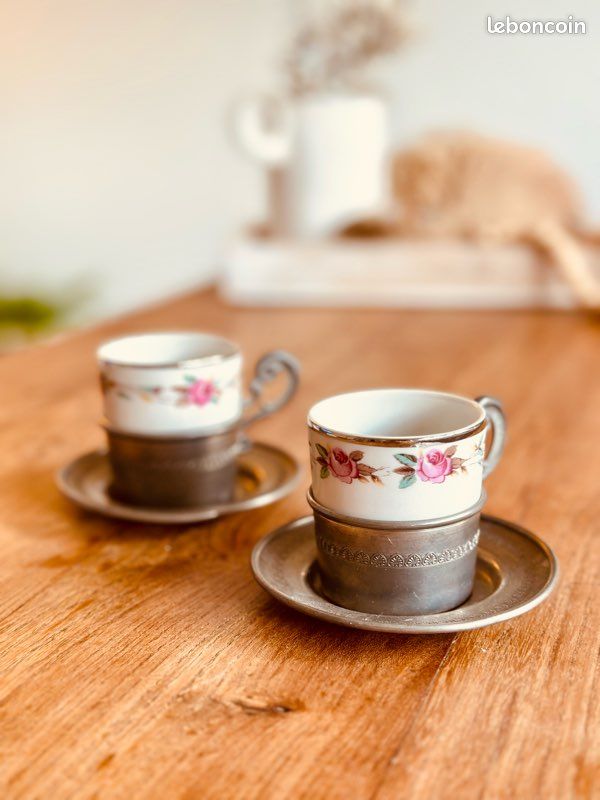 Duo de tasses en porcelaine “Sebring” avec support en étain – motif roses (image 1)