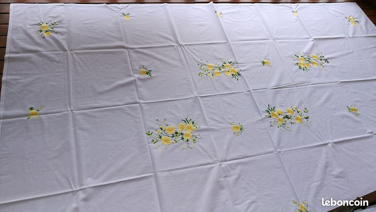 Nappe blanche à fleurs jaunes (image 1)