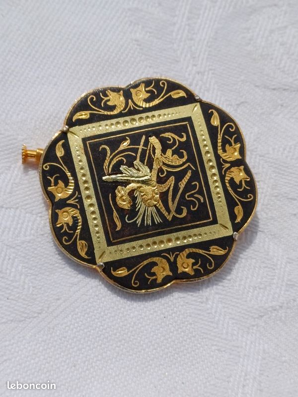 Belle broche éventail en or de Tolède ancien or sur fond noir bijou