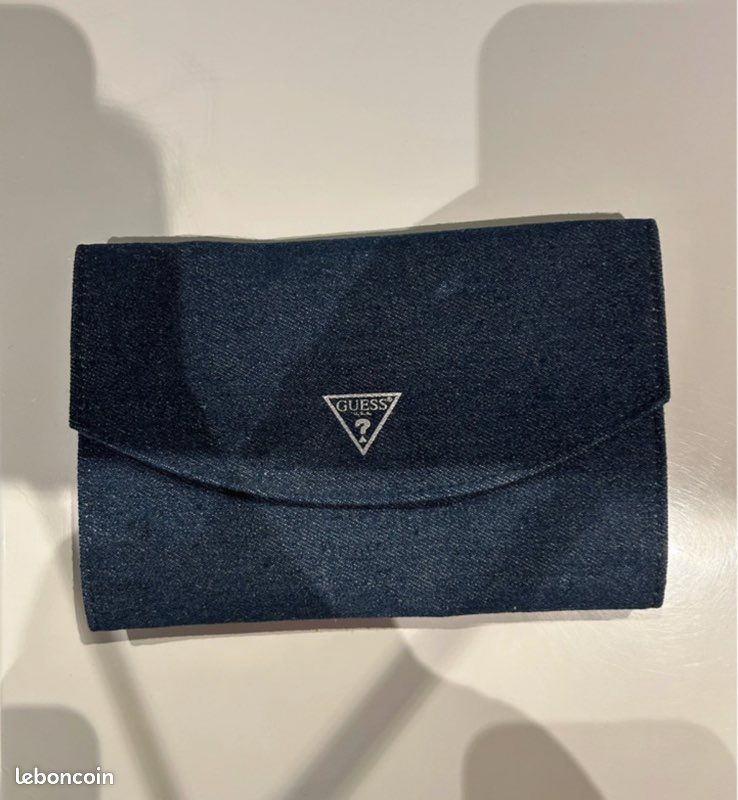 Pochette à bijoux Guess (image 1)