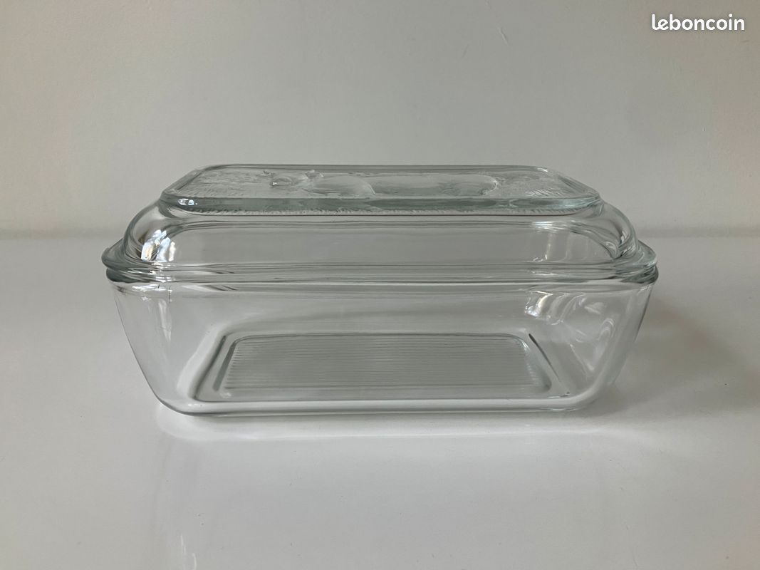 Beurrier en verre arcoroc vintage avec vache sur le couvercle
