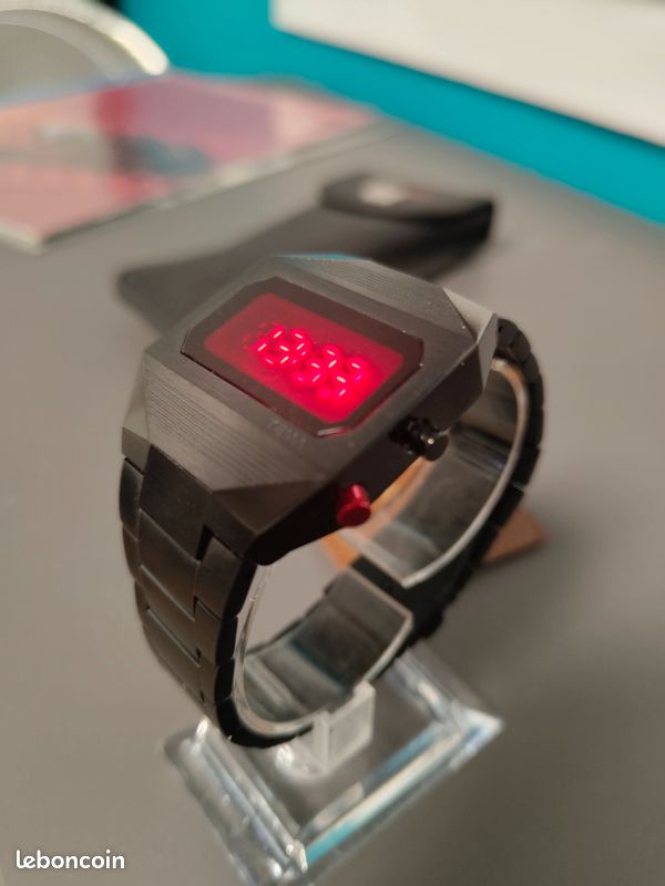 Montre Yema LED Kavinsky Black Edition – Édition Limitée 1/3333 – Occasion Avec Boîte