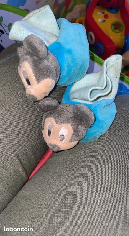 Vend chaussons Mickey bleu (image 1)