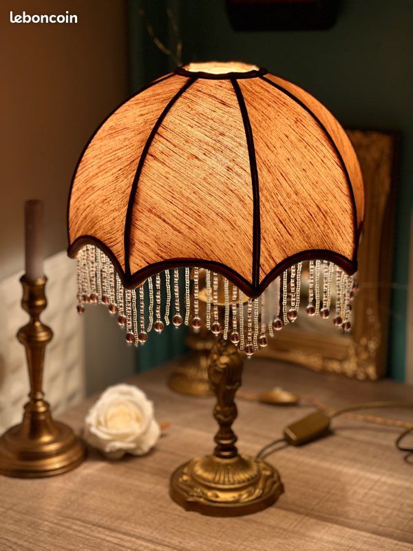Lampe vintage en laiton – abat-jour perlé rose – très belle pièce (image 2)