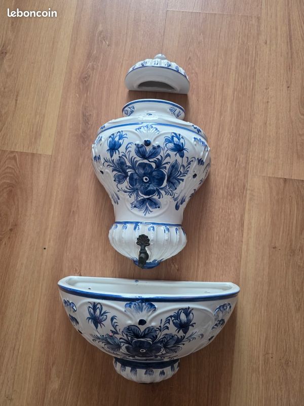 Fontaine murale lavabo en faïence bleue et blanche - Style Delft (image 1)