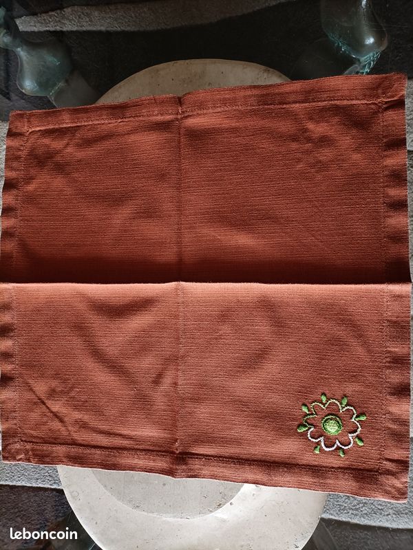 Nappe brodée main (image 5)