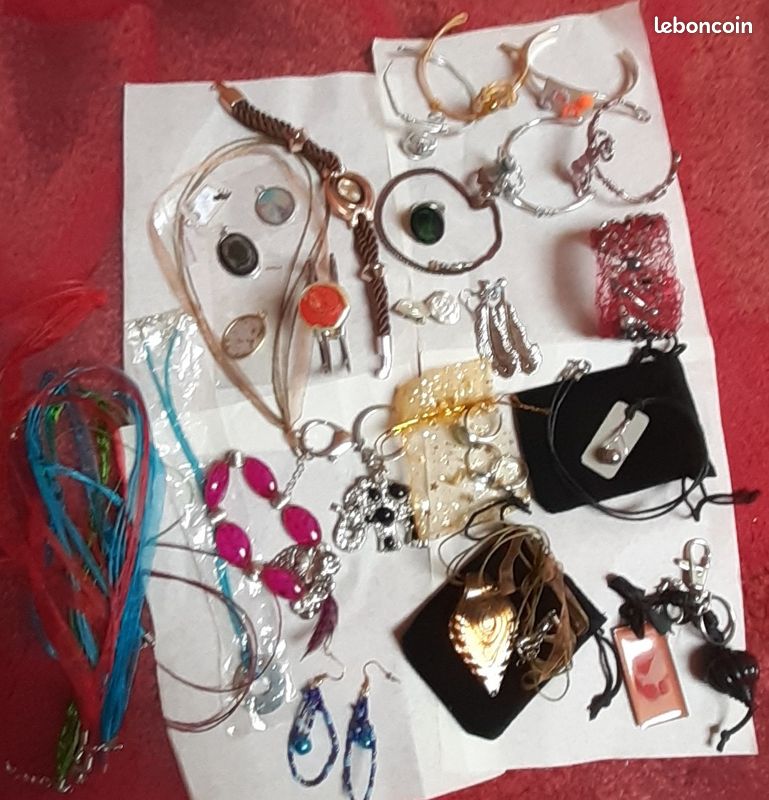Lot De Bijoux Fantaisie Neufs - Divers Modèles - Sans Emballage