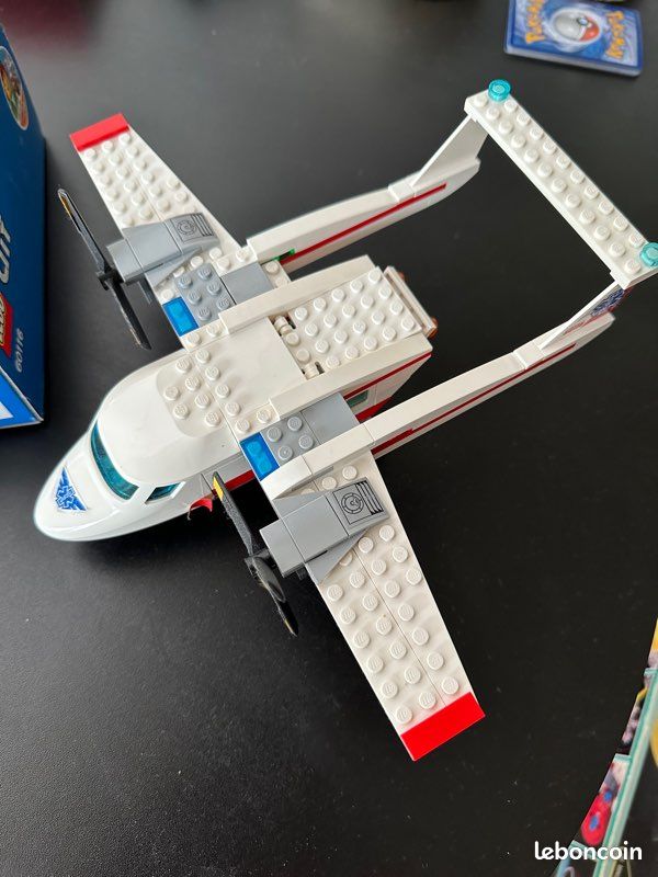 LEGO 60116 avion ambulance (image 1)