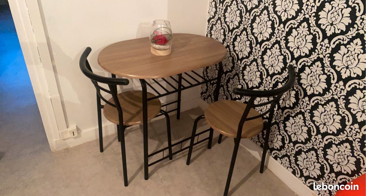 Vend table avec chaises en très bon état (image 1)