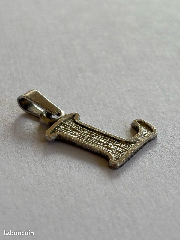 Ancien Pendentif Argenté Avec Pierre - Métal Argenté - Travail Fin - Occasion