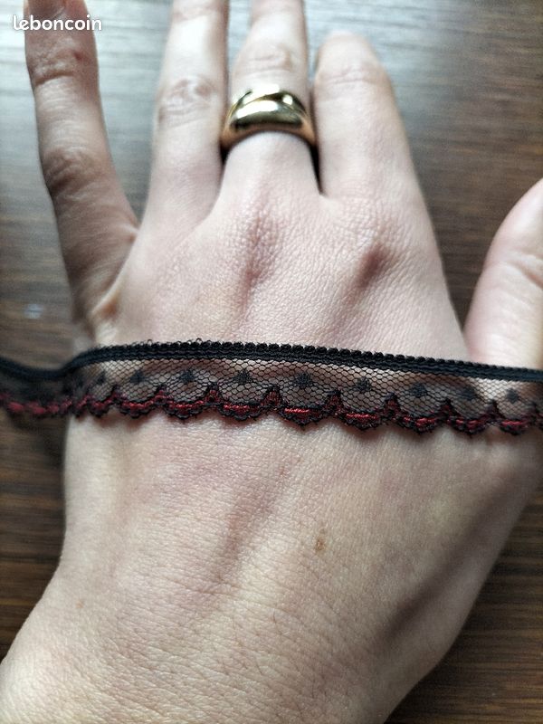 Dentelle noire et rouge (image 1)
