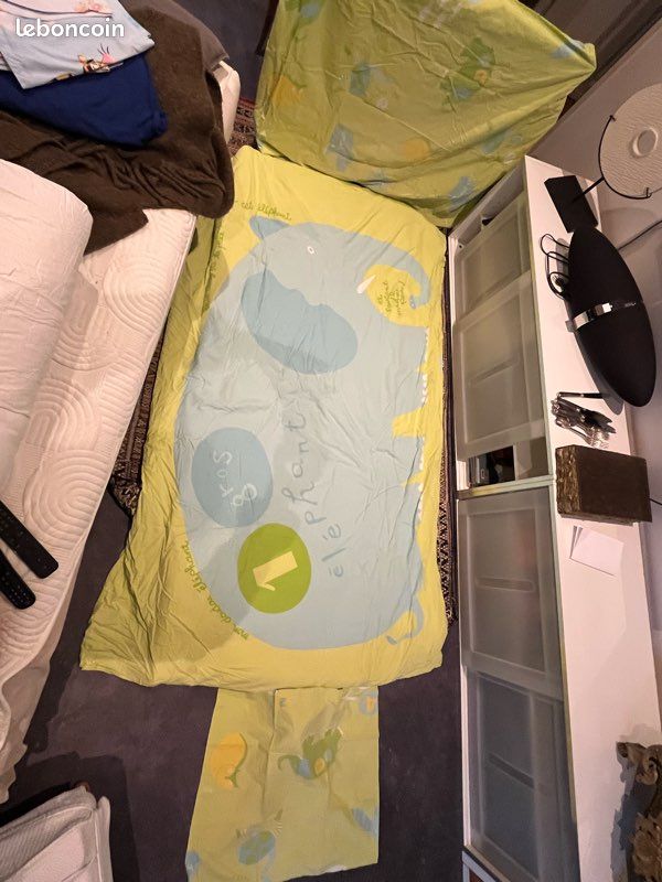 Lot de 1 couette ( anti allergie ) et 3 parures de lit - parfaits états (image 9)