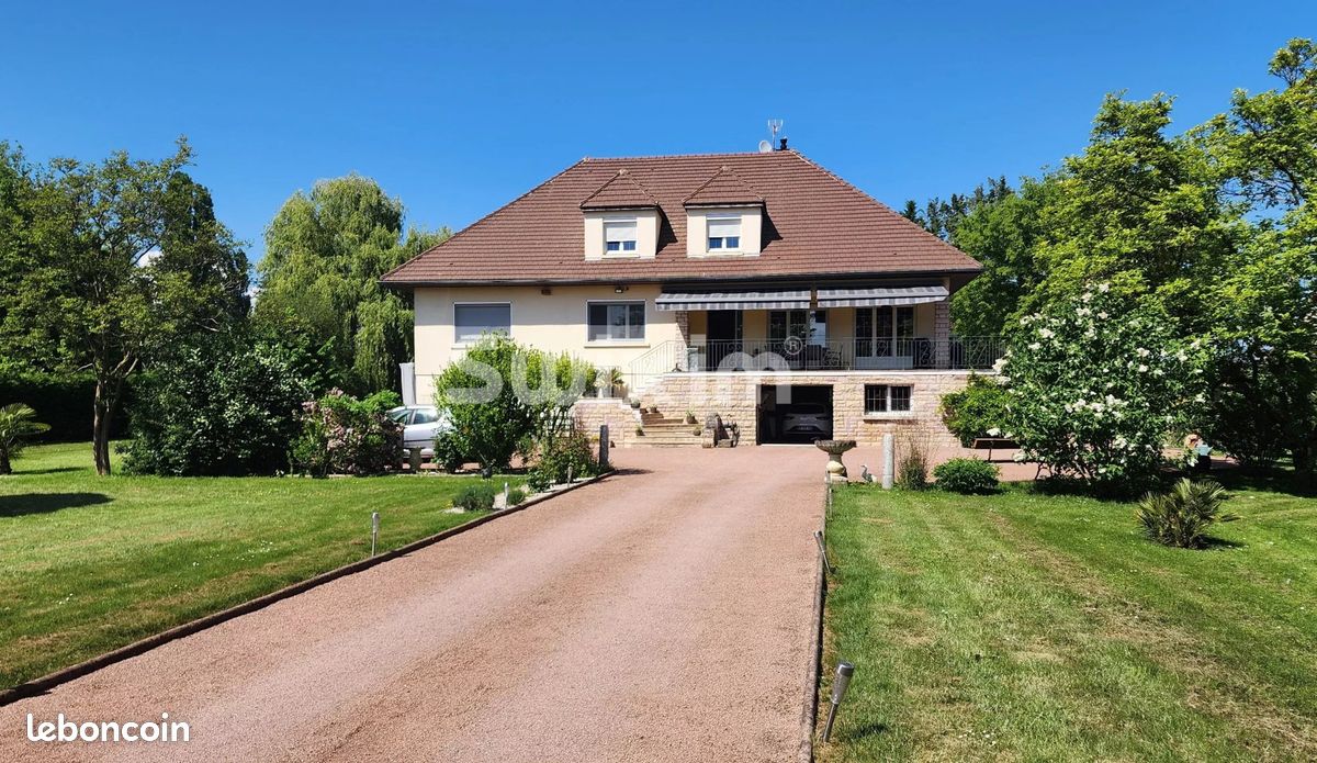 Maison 10 pièces 240 m² · à Fontaines · 240 m² · 590 000 €