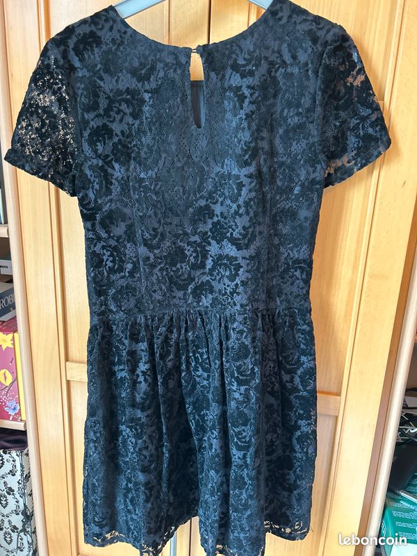 Robe noire effet dentelle (image 3)