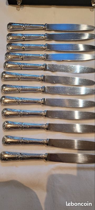 12 Couteaux De table en métal argenté Orfevre A Définir style