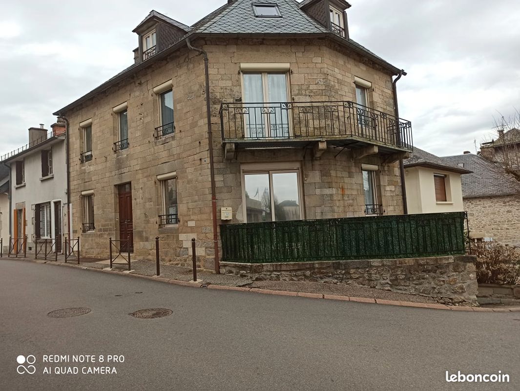 Maison beau T5 de ville en pierre de taille, hyper centre d'Egletons - Égletons 19300 (image principale 0)