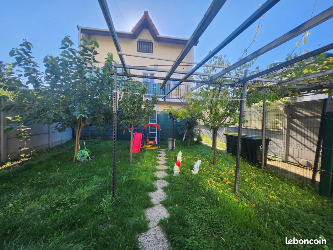 Immeuble 9 pièces 136 m² · à Le Blanc-Mesnil · 136 m² · 660 000 €