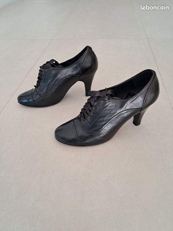 Chaussures à talons en cuir noir avec lacets en satin T41 neuves