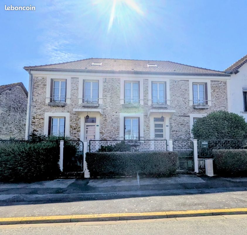 Maison 9 pièces 255 m² · à La Ferté-Gaucher · 255 m² · 385 000 €