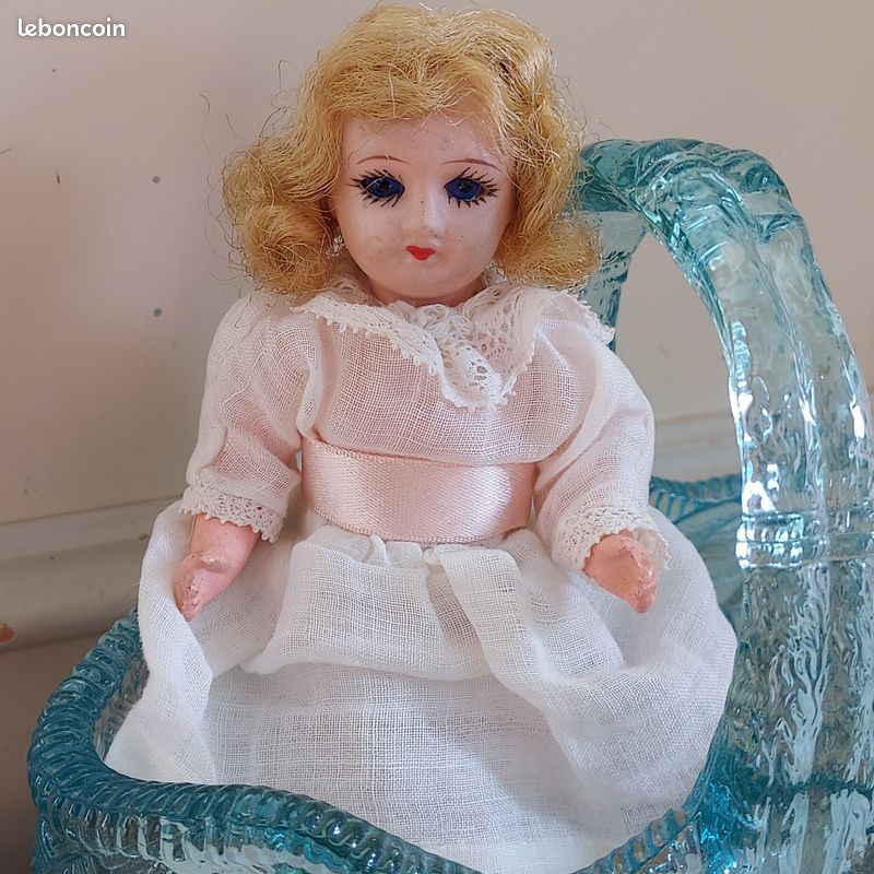 JOLIE PETITE POUPÉE ancienne tête biscuit avec son trousseau, état d
