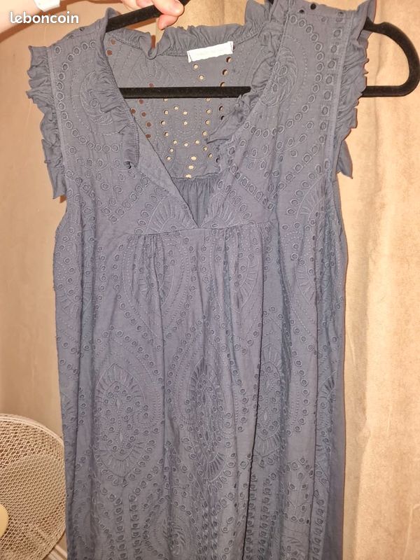 Robe bleue marine en broderies j'ai la même en blanche également taille unique (image 4)