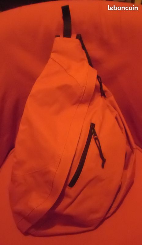 Sac à dos rouge à une bretelle (image 1)
