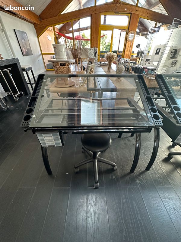 Table à dessin inclinable avec plateau en verre de sécurité et structure acier noir equipée de tiroirs en plastique et bacs amovibles pour accessoires (image 2)