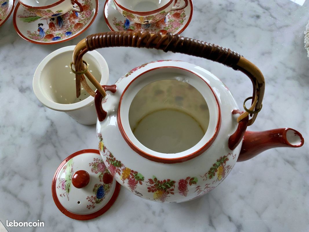 Service à Thé/Café Japonais En Porcelaine - Théière, Pot à Lait, Sucrier Et 12 Tasses (Occasion)