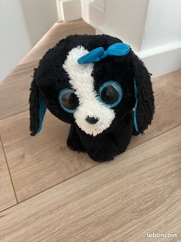 Peluche Beanie Boos Ty – petit chien noir et blanc avec nœud bleu