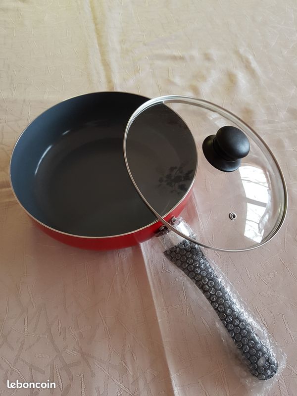 Sauteuse rouge neuve (image 1)