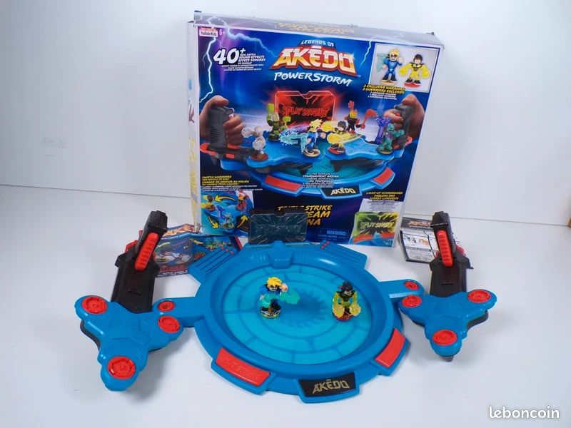 Akedo Arène Triple Coup pour Combats en équipe des légendes Powerstorm avec Plus de 40 Effets sonores de Combat, Un Tableau des Scores Lumineux et 2 Figurines Miniatures de Combat Exclusives